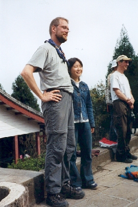 Johan och Staffan fotograferade bredvis varsin kinesiska